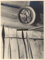 F001412 Balkensteun met ornament in de Schepenzaal van het Oude Raadhuis aan de Oudestraat.