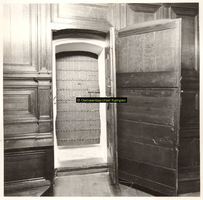 F001525 De toegang tot de schepentoren gaat via drie deuren, de eerste twee zijn van hout, de derde is een ijzeren ...