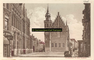 F001306 Het Oude Raadhuis met de schepentoren te midden van de Voorstraat (links) en de Oudestraat (rechts), helemaal ...
