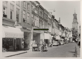 F001292 Oudestraat, gezien ter hoogte van de Morrensteeg, richting Nieuwe Yoren, met van links naar rechts de winkels ...