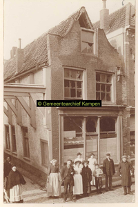 F001290 Deels afgebrand pand Oudestraat, hoek Geerstraat (of Balkensteeg) rond 1906.