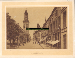 F001274 De Oudestraat met een gedeelte van de Plantage links bij de bomen, even verder de Nieuwe Toren en het Oude Raadhuis.