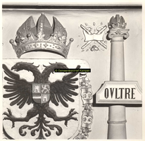 F001523 In de top van de schouw, onder het borstbeeld, het wapen van Karel de V, hier geflankeerd met de rechter zuil ...
