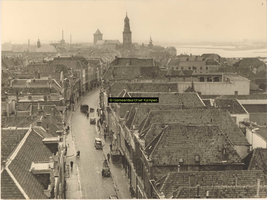 F001234 Oudestraat, gezien vanuit de Bovenkerk met in het midden v.l.n.r. de toren van de Buitenkerk, de Nieuwe Toren ...