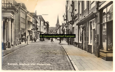 F001230 Oudestraat gezien richting Bovenkerk met links het stadhuis; uiterste rechts fotozaak Voerman, voorheen ...