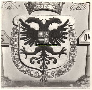 F001522 In de top van de schouw, onder het borstbeeld het wapen van Karel de V, vervaardigd door beeldhouwer meester ...
