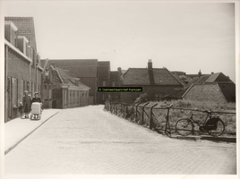 F001187 Het einde van de Noordweg bij de hoek met de Rieteweg (rechts), in de jaren vijftig verdwenen een aantal huizen ...