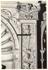 F001535 Detailfoto van het ornament rechtsboven naast de leeuw met de Kamper vlag, vervaardigd door beeldhouwer meester ...