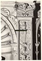 F001535 Detailfoto van het ornament rechtsboven naast de leeuw met de Kamper vlag, vervaardigd door beeldhouwer meester ...