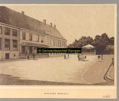 F001165 Een foto van de Nieuwe Markt met muziektent van voor 1889. Links een deel van de Latijnse school, dan het ...