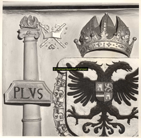 F001521 In de top van de schouw, onder het borstbeeld, het wapen van Karel de V, hier geflankeerd met de linker zuil ...