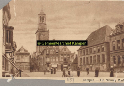 F001157 De Nieuwe Markt en de Gasthuisstraat waar op de rechterhoek de melksalon van de Nederlandsche Zuivelfabriek was ...