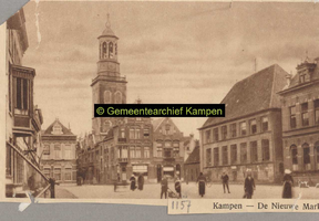 F001157 De Nieuwe Markt en de Gasthuisstraat waar op de rechterhoek de melksalon van de Nederlandsche Zuivelfabriek was ...