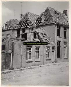 F001119 Afbraak van de woningen in de Meeuwensteeg, hoek Vloeddijk.