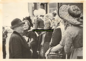 F001107 Evangeliste Mejuffrouw Z.A. Hendriks, gedurende meer dan 40 jaar verkondigde zij Gods woord, hier begroet zij ...