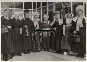 F001104 Acht dames in verschillende klederdrachten van het Kampereiland.