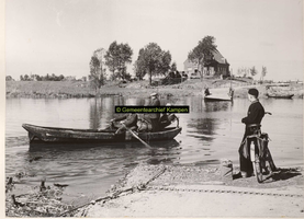 F001095 Pontveer bij de Mandjeswaard op het Kampereiland in 1957-1958 deze werd vervangen door de brug.