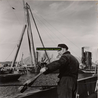 F001094 Voorbereiding aanleg brug bij de Mandjeswaard op het Kampereiland en de schipper die het veer bediende.