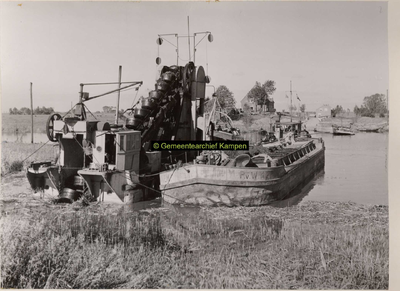 F001093 Voorbereidingen voor de aanleg van een brug bij de Mandjeswaard op het Kampereiland. (zie ook volgende nummers).