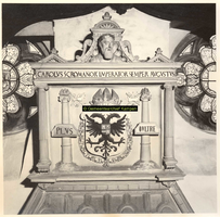 F001518 Top van de schouw, onder het borstbeeld van Karel de V, zijn wapen, geflankeerd door de twee zuilen van ...