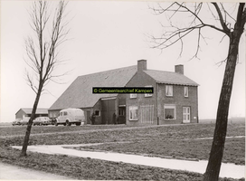 F001090 Huis met boerenschuur op erf 150 van het Kampereiland van de familie De Munnik - zie ook volgend nummer.