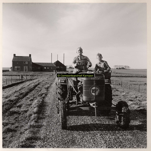 F001089 Boer Van Zuthem met zoon op tractor; op de achtergrond zijn boerderij Erf 138.