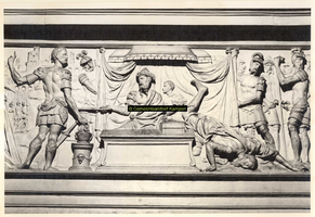 F001516 Middelste gedeelte van het reliëf Mucius Scaevola voor Porsenna op het fries van de zandstenen schouw ...