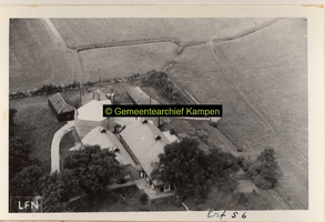 F001068 Erf 56 op het Kampereiland, boerderij met schuur en hooiberg.