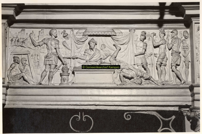F001515 Reliëf Mucius Scaevola voor Porsenna op het fries van de zandstenen schouw vervaardigd door beeldhouwer meester ...