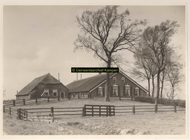 F001057 19e eeuwse Terpboerderij van het Saksische Halle-type op het Kampereiland, erf 29 aan de Heultjesweg. Sinds ...