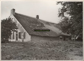 F001054 Voor- en zij-aanzicht van een oude Hollandse boerderij op het Kampereiland , erf 27 van C. Rook. Voor een ...