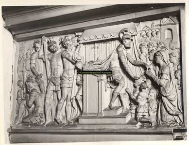 F001509 Reliëf Coriolanus voor Rome op het fries van de zandstenen schouw vervaardigd door beeldhouwer meester Colijn ...
