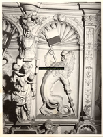 F001534 In het midden van de zandstenen schouw houdt de rechter leeuw de vlag van Kampen hoog, vervaardigd door ...