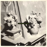 F001508 Twee ornamenten als hoekversiering op de zandstenen schouw, vervaardigd door beeldhouwer meester Colijn de Nole ...