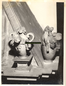 F001507 Twee ornamenten als hoekversiering op de zandstenen schouw, vervaardigd door beeldhouwer meester Colijn de Nole ...