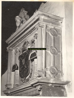 F001504 Top van de schouw, onder het borstbeeld van Karel de V, zijn wapen, geflankeerd door de twee zuilen van ...