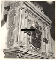 F001503 Top van de schouw, onder het borstbeeld van Karel de V, zijn wapen, geflankeerd door de twee zuilen van ...