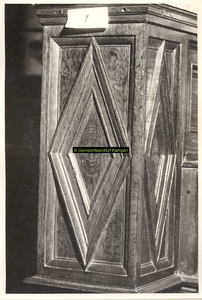 F001502 Detail van de houten lambrizering van de schepenbank, vervaardigd door stadskistenmaker meester Frederik in de ...