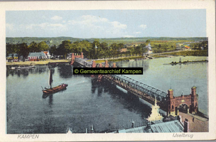 F002522 De IJsselbrug van vóór 1940, gezien vanaf de Nieuwe Toren richting IJsselmuiden.