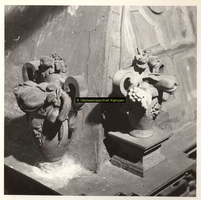 F001496 Detailfoto van twee ornamenten die onderdeel uitmaken van de zandstenen schouw in de Schepenzaal van het Oude ...