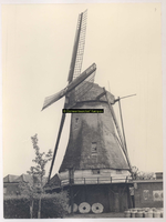 F002347 Molen d'olde Zwarver, een windkorenmolen uit 1842 op zijn eerste standplaats bij de melkfabriek van Van Heel ...