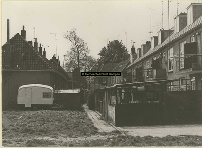 F002030 Achterzijde van de huizen aan de Rozenstraat (rechts) en de Hoogstraat (links).