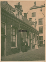 F001814 De binnenplaats van het Heilige Geest Gasthuis voor de afbraak in 1897.