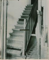 F001743 De trap naar de eerste verdieping in het Gotische Huis, een voormalig koopmanshuis uit de 15e of 16e eeuw, werd ...