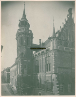 F001326 De gevel van het Oude Raadhuis met de Schepentoren aan de Voorstraatzijde, links van de toren de achterzijde ...