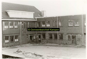 F001127-3 Binnenplaats met gedeelte van het gebouwencomplex van de Rijksdienst voor de IJsselmeerpolders (van 1940 tot ...