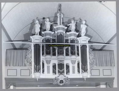 F003399 Voorzijde van het nieuwe orgel in de N.H. kerk aan de Dorpsweg in IJsselmuiden.