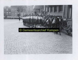 F003297-3 Jeugdstorm.Meisjes in uniform paraderen op de Nieuwe Markt.