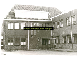 F001126-2 Binnenplaats met gedeelte van het gebouwencomplex van de Rijksdienst voor de IJsselmeerpolders (van 1940 tot ...