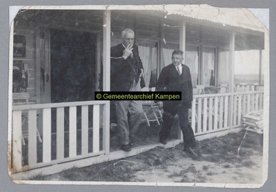 F003074 Lolle Klaas Okma was van 1933 tot 1936 burgemeester van Kampen, hier staat hij op de foto bij het veerhuis ...